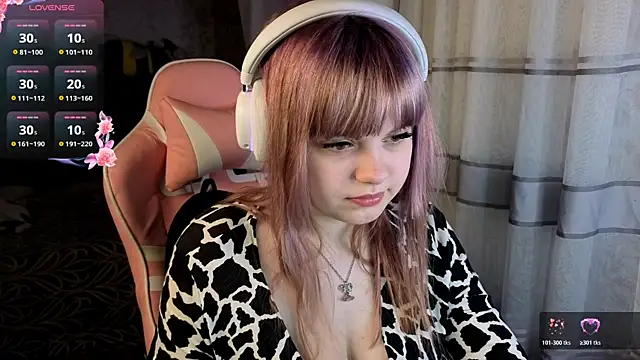 Snapshot of KristiBloom chatting on 03-22-26, 12:03 KristiBloom online show from 03-22-26, 12:03