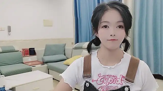 Snapshot of Q_Yumi chatting on 10-15-25, 09:31 Q Yumi online show from 10-15-25, 09:31