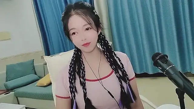 Snapshot of Q_Yumi chatting on 10-16-25, 12:39 Q Yumi online show from 10-16-25, 12:39