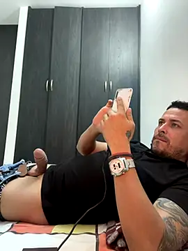 Snapshot of JX7NOVA chatting on 10-31-25, 10:05 JX7NOVA online show from 10-31-25, 10:05