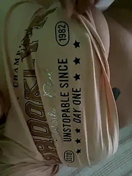 Snapshot of Azull14 chatting on 10-06-25, 07:11 Azull14 online show from 10-06-25, 07:11