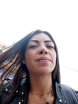 Snapshot of Saray_1-2 chatting on 10-16-25, 06:20 Saray 1-2 online show from 10-16-25, 06:20