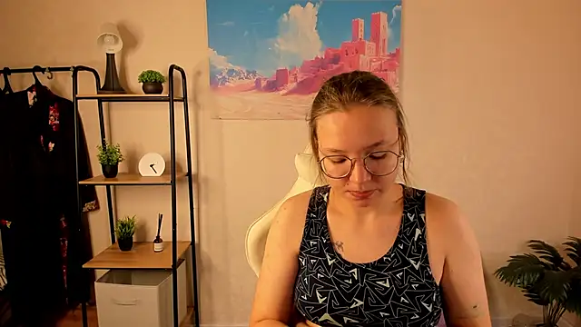 Nuura Moore online show from 10-13-25, 12:32