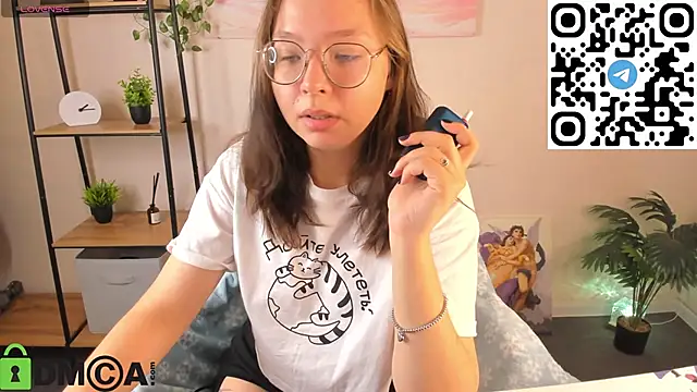 Nuura Moore online show from 10-29-25, 12:46