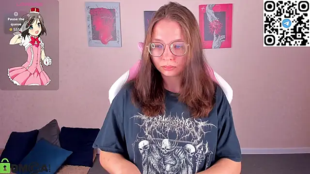 Nuura Moore online show from 11-12-25, 01:06