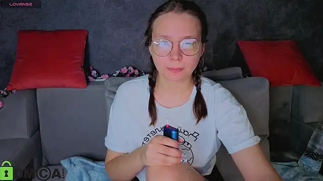 Nuura Moore online show from 11-28-25, 01:08