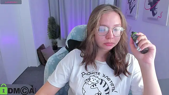 Nuura Moore online show from 12-18-25, 01:00