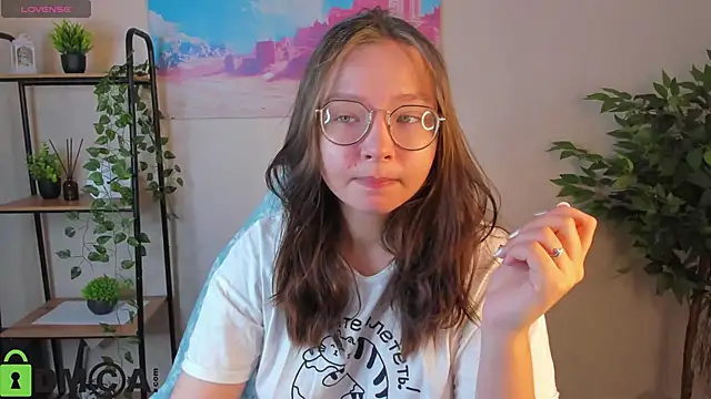 Nuura Moore online show from 12-23-25, 01:03