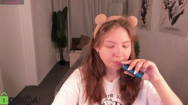 Nuura Moore online show from 02-06-26, 01:10