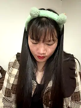 Snapshot of TrangNemo chatting on 12-18-25, 10:38 TrangNemo online show from 12-18-25, 10:38
