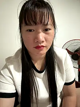 Snapshot of TrangNemo chatting on 12-19-25, 10:44 TrangNemo online show from 12-19-25, 10:44