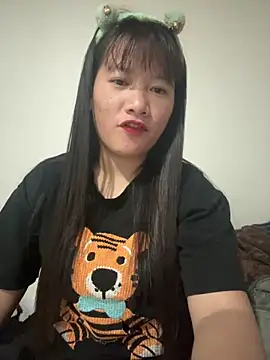 Snapshot of TrangNemo chatting on 12-20-25, 11:17 TrangNemo online show from 12-20-25, 11:17