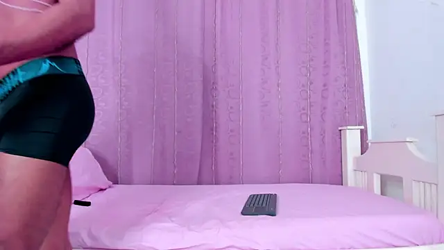 nahomy smiith online show from 10-19-25, 05:24