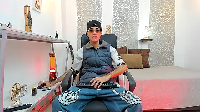 JacobBlackwell  online show from 10-12-25, 07:57