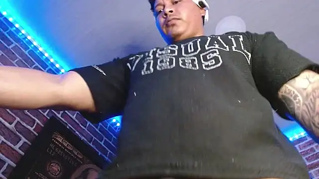 Snapshot of jordan_bigcock_ chatting on 06-11-26, 12:32 jordan bigcock online show from 06-11-26, 12:32