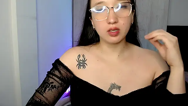 Snapshot of vickyfinal chatting on 10-20-25, 10:38 vickyfinal online show from 10-20-25, 10:38
