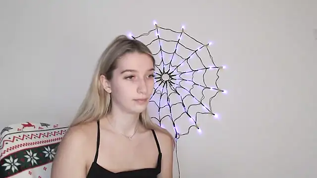 Snapshot of Lucyreeel_ chatting on 10-28-25, 12:30 Lucyreeel online show from 10-28-25, 12:30