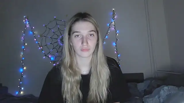 Snapshot of Lucyreeel_ chatting on 11-18-25, 03:27 Lucyreeel online show from 11-18-25, 03:27