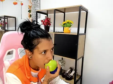 Snapshot of KarlaSlutSkinny__ chatting on 02-14-26, 10:39 KarlaSlutSkinny online show from 02-14-26, 10:39