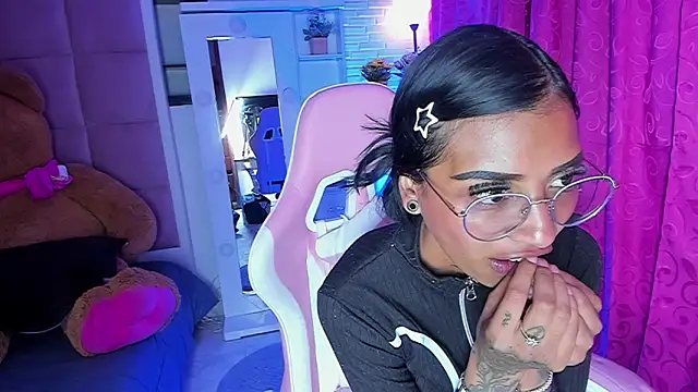 Snapshot of KarlaSlutSkinny__ chatting on 03-10-26, 08:25 KarlaSlutSkinny online show from 03-10-26, 08:25