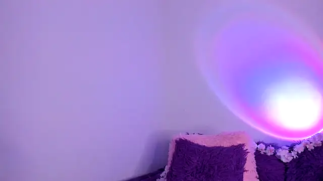 Snapshot of HeidyRousse chatting on 12-19-25, 10:00 HeidyRousse online show from 12-19-25, 10:00