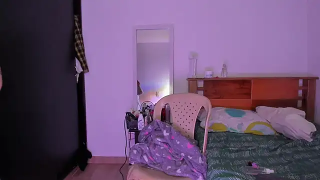 Kari Ruiz  online show from 10-27-25, 10:03