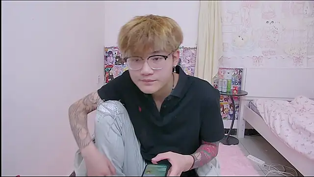 Snapshot of KK-cuteboy chatting on 04-10-26, 05:12 KK-cuteboy online show from 04-10-26, 05:12