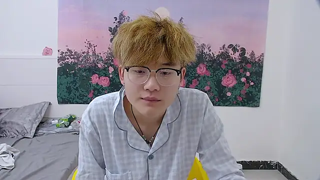 Snapshot of KK-cuteboy chatting on 04-19-26, 04:12 KK-cuteboy online show from 04-19-26, 04:12