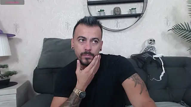 Snapshot of RyanVibe chatting on 10-16-25, 11:22 RyanVibe online show from 10-16-25, 11:22