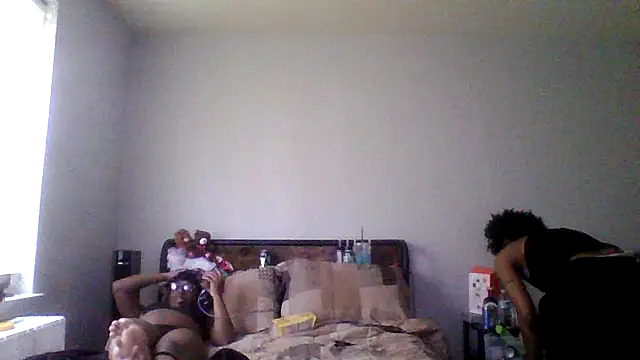 Snapshot of dezzidavill chatting on 04-03-26, 07:12 dezzidavill online show from 04-03-26, 07:12