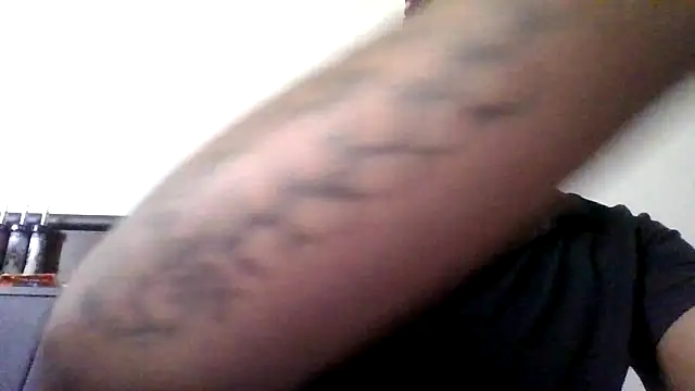 Snapshot of dezzidavill chatting on 04-18-26, 02:43 dezzidavill online show from 04-18-26, 02:43