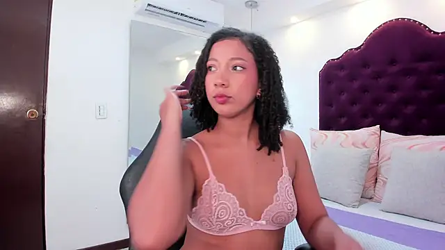 Snapshot of cloe_555 chatting on 10-16-25, 10:33 cloe 555 online show from 10-16-25, 10:33