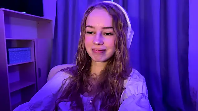 Snapshot of LunaCrave chatting on 10-31-25, 06:25 LunaCrave online show from 10-31-25, 06:25
