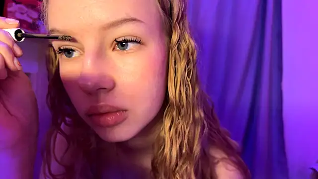 Snapshot of LunaCrave chatting on 11-28-25, 12:41 LunaCrave online show from 11-28-25, 12:41