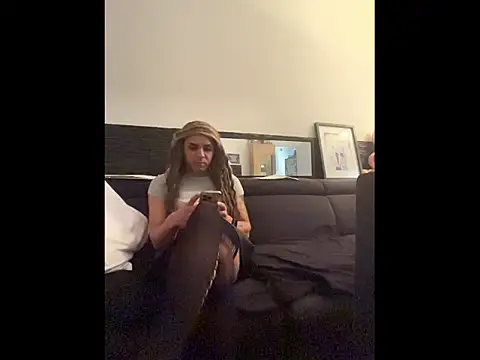 Snapshot of luziaaa92 chatting on 10-13-25, 02:17 luziaaa92 online show from 10-13-25, 02:17