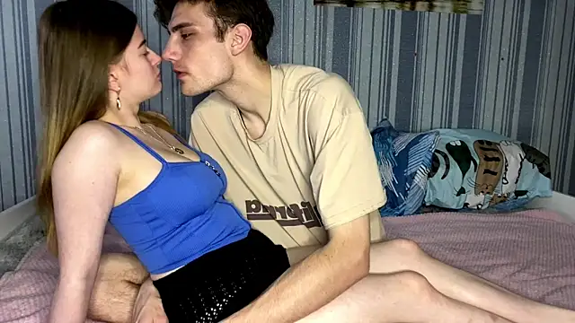 Snapshot of EmiliaCouple chatting on 11-16-25, 12:33 EmiliaCouple online show from 11-16-25, 12:33