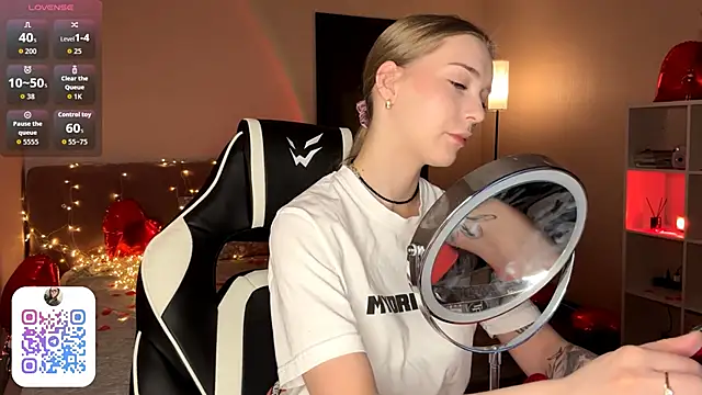 Snapshot of EvaPeace chatting on 02-15-26, 08:05 EvaPeace online show from 02-15-26, 08:05