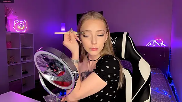 Snapshot of EvaPeace chatting on 03-22-26, 12:30 EvaPeace online show from 03-22-26, 12:30