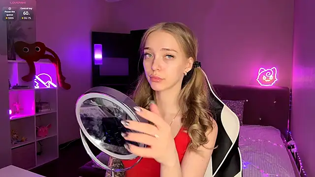 Snapshot of EvaPeace chatting on 03-24-26, 01:38 EvaPeace online show from 03-24-26, 01:38