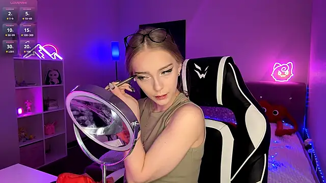 Snapshot of EvaPeace chatting on 03-25-26, 01:28 EvaPeace online show from 03-25-26, 01:28