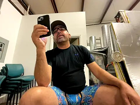 Snapshot of Fun_Time_Ron_2 chatting on 10-14-25, 01:45 Fun Time Ron 2 online show from 10-14-25, 01:45