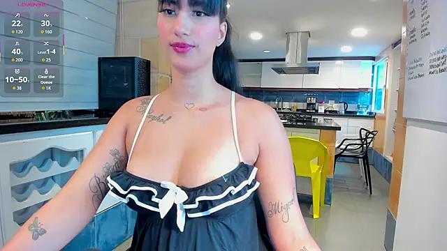 Snapshot of AllisonDoll_ chatting on 10-25-25, 02:35 AllisonDoll  online show from 10-25-25, 02:35