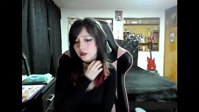 Maki Zein  online show from 11-21-25, 10:14