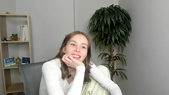 Snapshot of MonetLeitman chatting on 10-11-25, 05:39 MonetLeitman online show from 10-11-25, 05:39