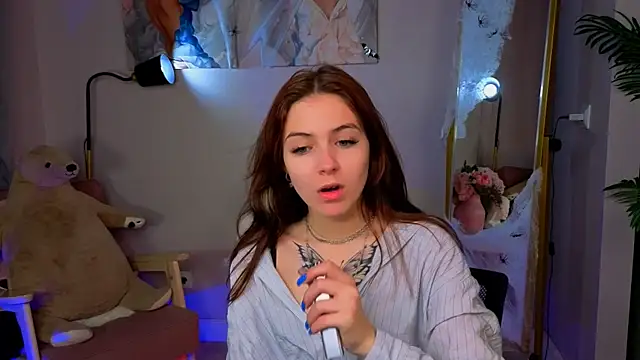 Snapshot of enchanted_bella chatting on 10-26-25, 01:28 enchanted bella online show from 10-26-25, 01:28