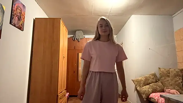 Snapshot of TeresaGrigg chatting on 10-11-25, 12:15 TeresaGrigg online show from 10-11-25, 12:15