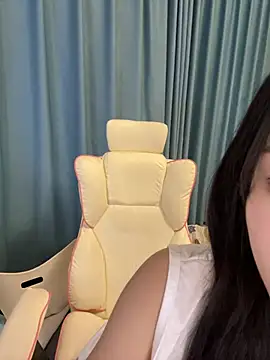 Snapshot of yiyi_3523 chatting on 03-08-26, 02:32 yiyi 3523 online show from 03-08-26, 02:32