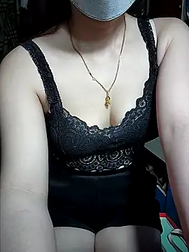 Snapshot of LeanaLy chatting on 10-17-25, 12:30 LeanaLy online show from 10-17-25, 12:30