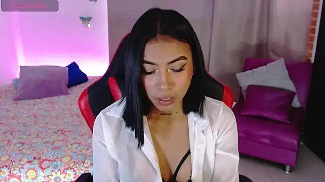 Snapshot of ebony_moon1 chatting on 10-20-25, 01:22 ebony moon1 online show from 10-20-25, 01:22