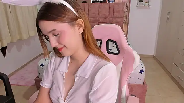 Snapshot of MIACUTEE_ chatting on 06-28-26, 11:33 MIACUTEE online show from 06-28-26, 11:33